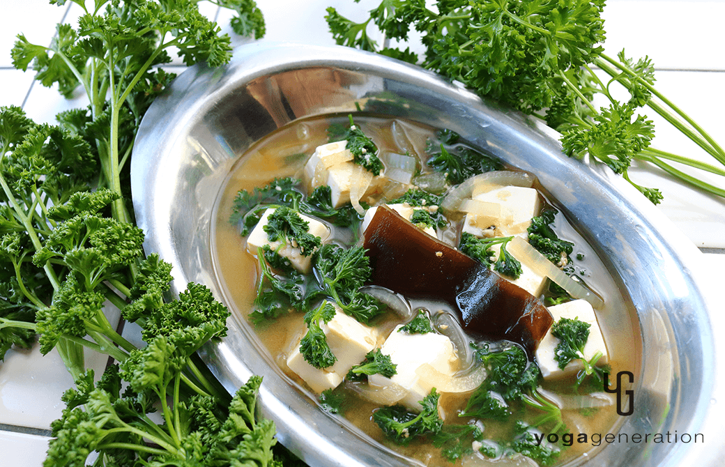 シルバーの器に盛り付けたパセリとお豆腐のお味噌汁