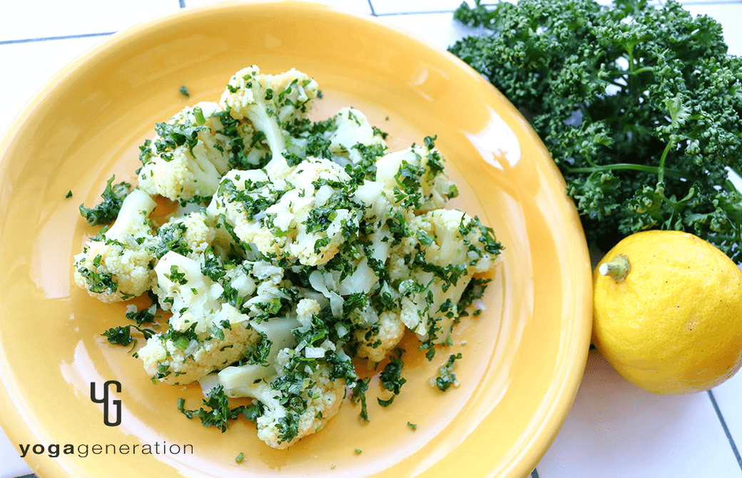 黄色のお皿に盛り付けたパセリ満喫なカリフラワーのレモンマリネ