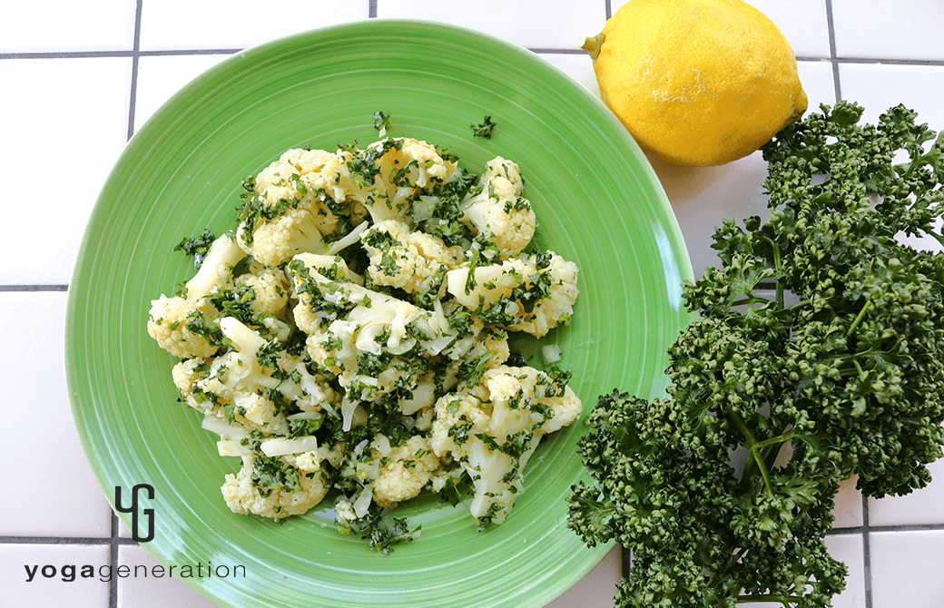 緑色のお皿に盛り付けたパセリ満喫なカリフラワーのレモンマリネ