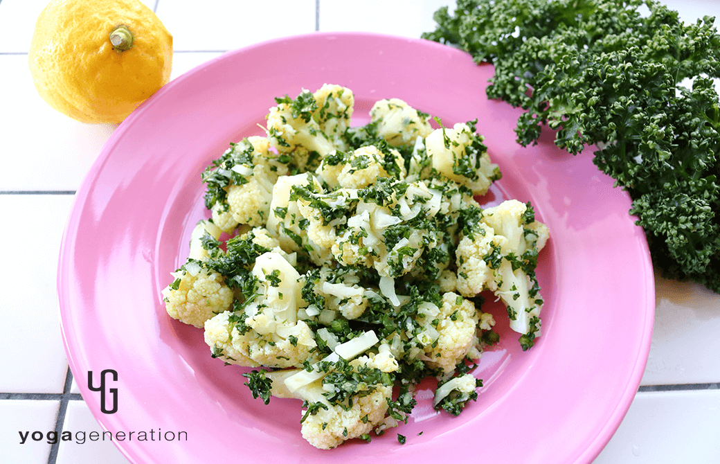 ピンクのお皿に盛り付けたパセリ満喫なカリフラワーのレモンマリネ