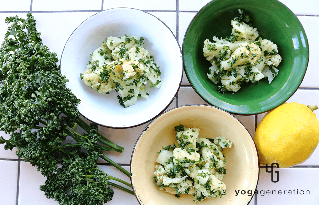 春を感じるお皿に盛り付けたパセリ満喫なカリフラワーのレモンマリネ