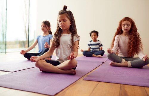 瞑想する子どもたち