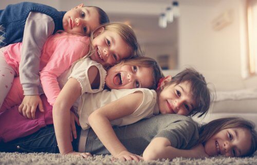 重なる子どもたち