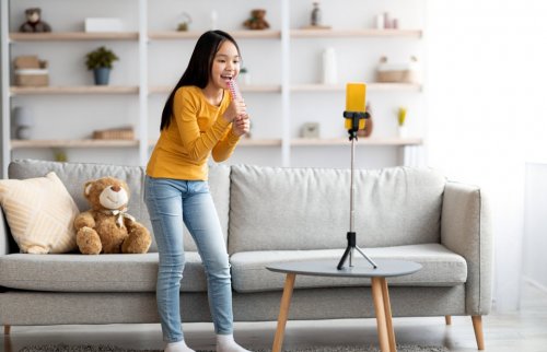 携帯に向かって歌う女の子