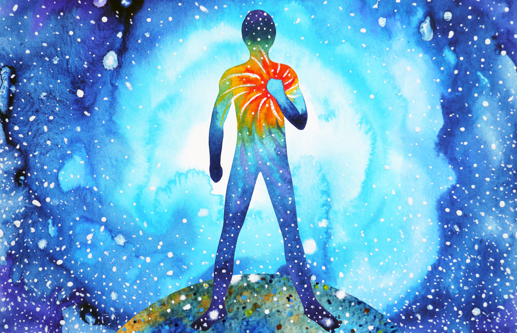 宇宙の中に立つ人