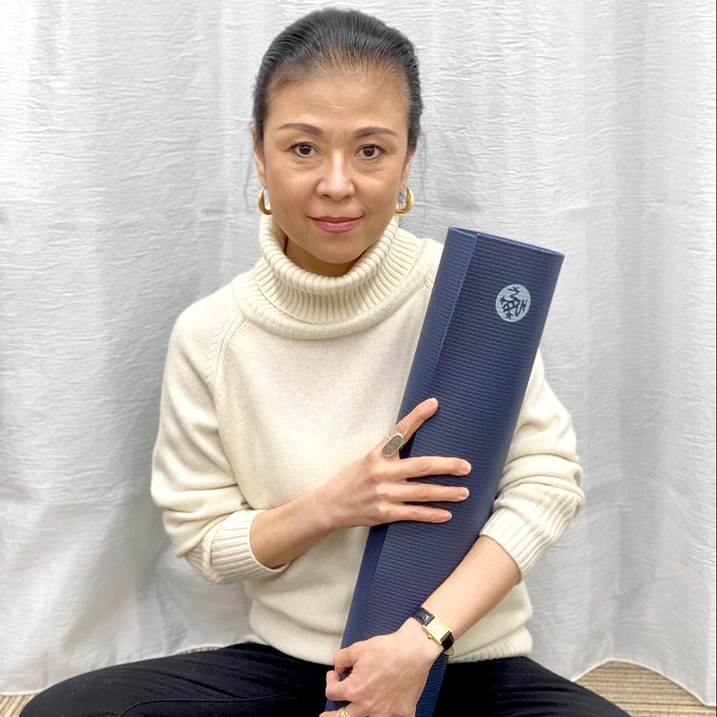 マック久美子先生の愛用品マンドゥカプロライトマットと一緒に。