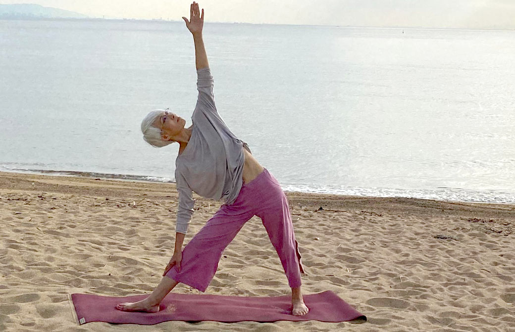 中井まゆみ先生監修「60歳からのヨガ入門」の撮影風景。