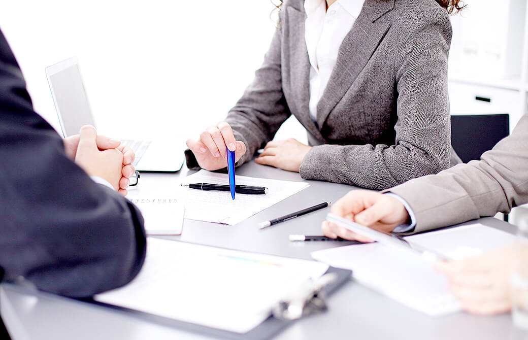 オフィスで会議をする人たち