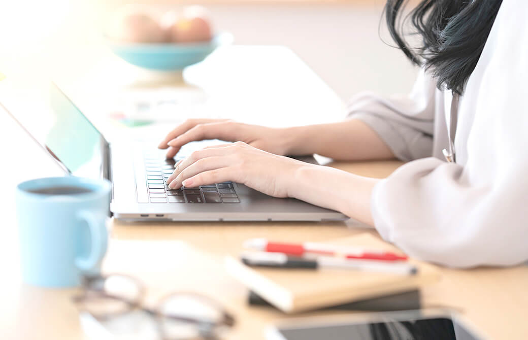 パソコンで作業をする女性