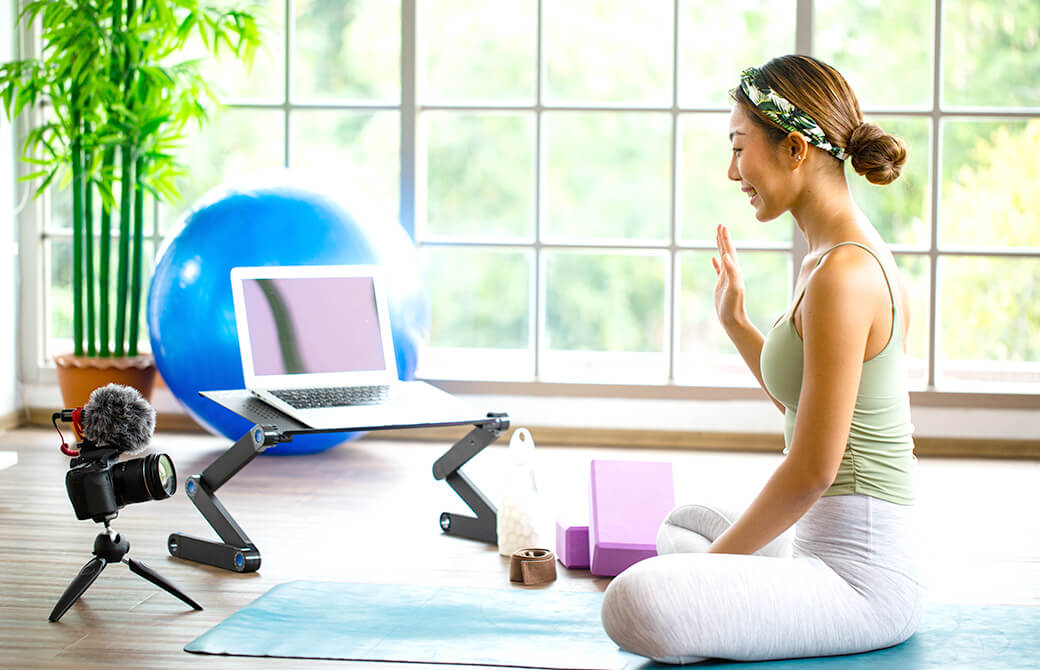 オンラインでヨガを配信するヨガインストラクター