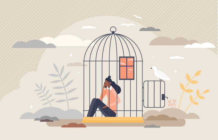 扉の開いた鳥籠の中に座る女性