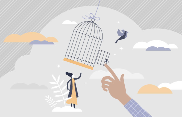 鳥籠に閉じ込められた鳥を解放する様子を眺める女性