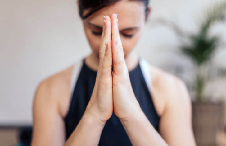合掌している女性