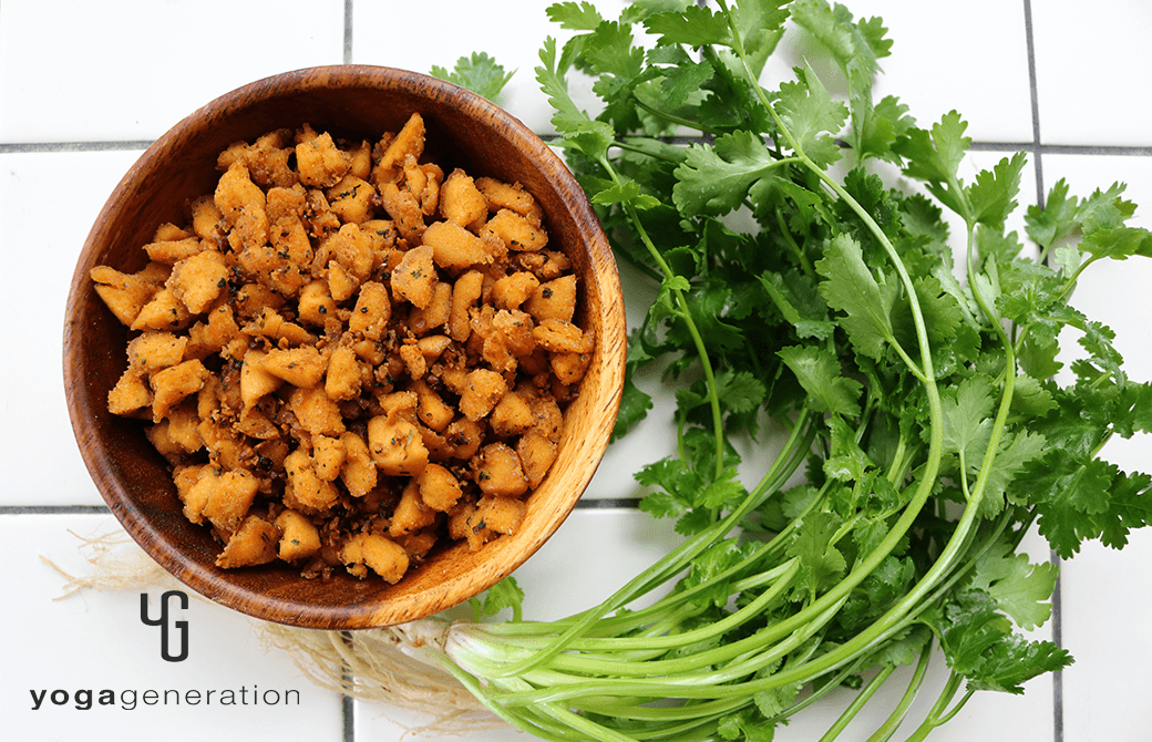 木の器に盛り付けたヴィーガンな『チョリソー』ふりかけ