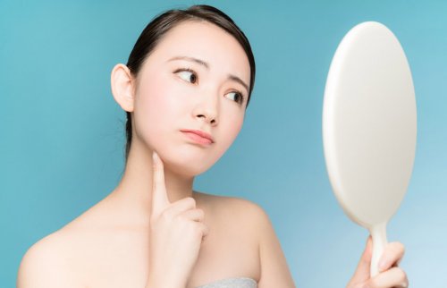 若い女性顔をしかめる