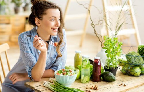 野菜を食べる女性