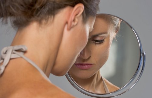 鏡を見る女性