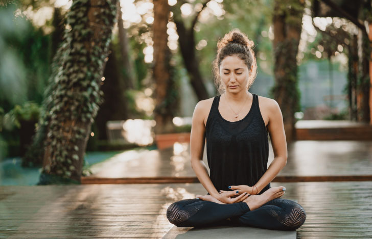 瞑想をする女性