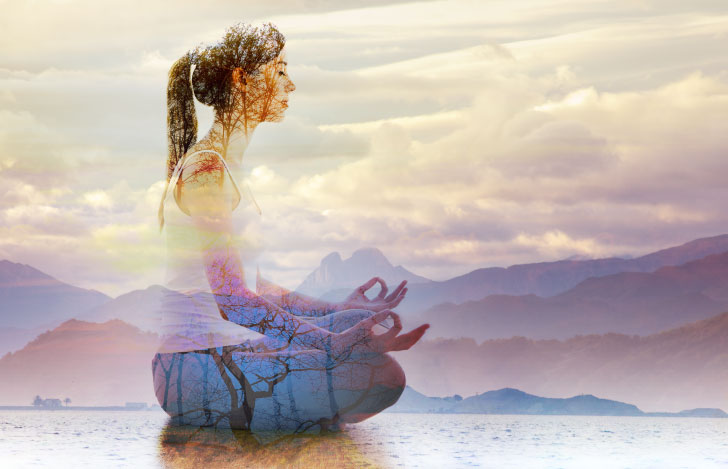 自然と一体になって瞑想をする女性