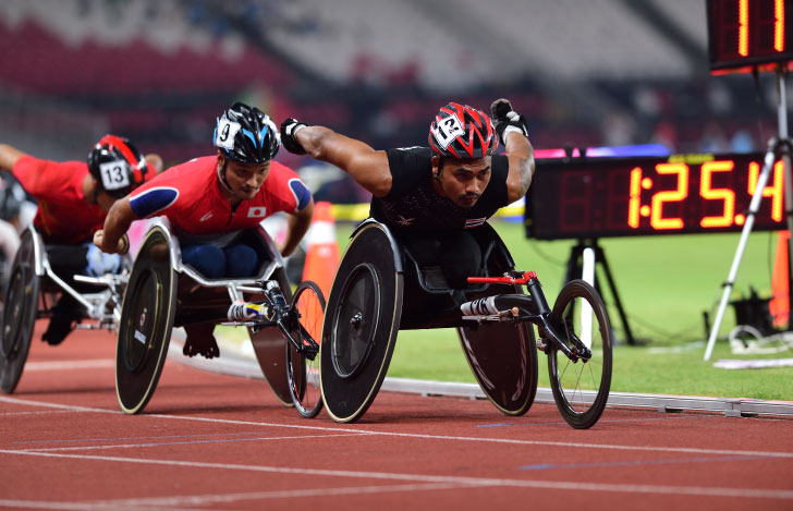 車椅子で陸上競技を行う男性たち
