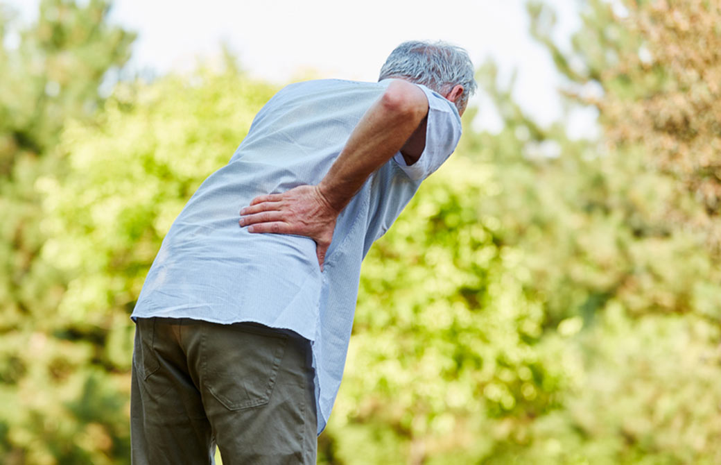 外で歩けなくなってしまうことがある、脊柱管狭窄症。