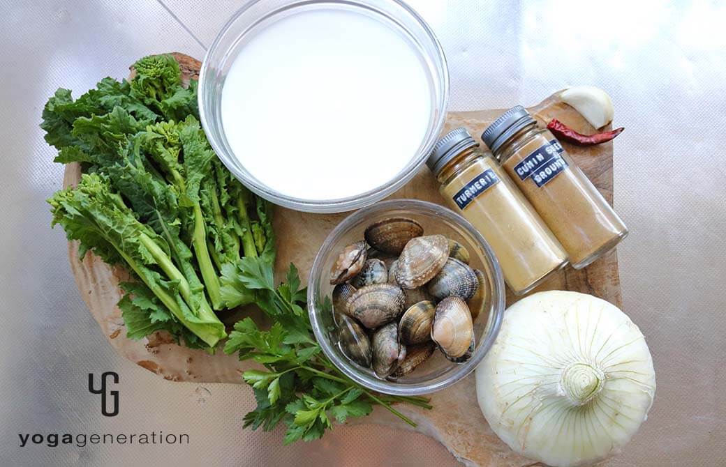 材料の菜の花やアサリ、タマネギなど