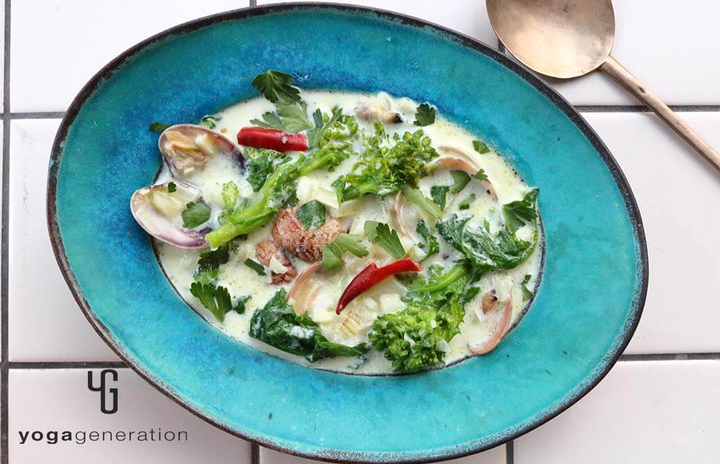 ターコイズブルーの器に盛り付けた菜の花とアサリのスパイシーなミルクスープ