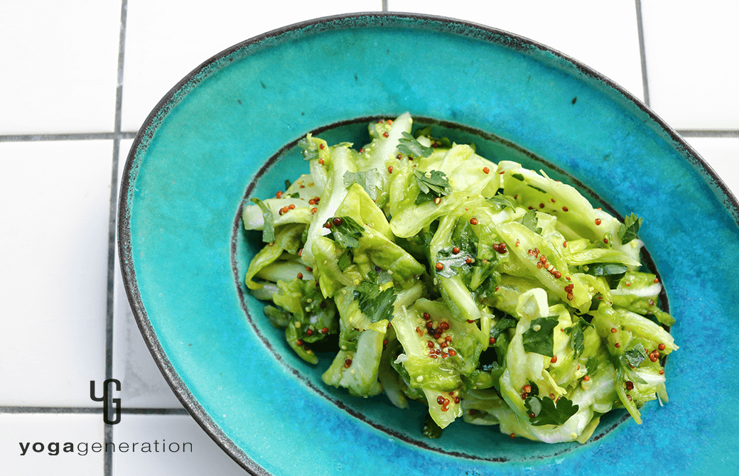 ターコイズのお皿に盛り付けた春キャベツのハニーマスタード・マリネ