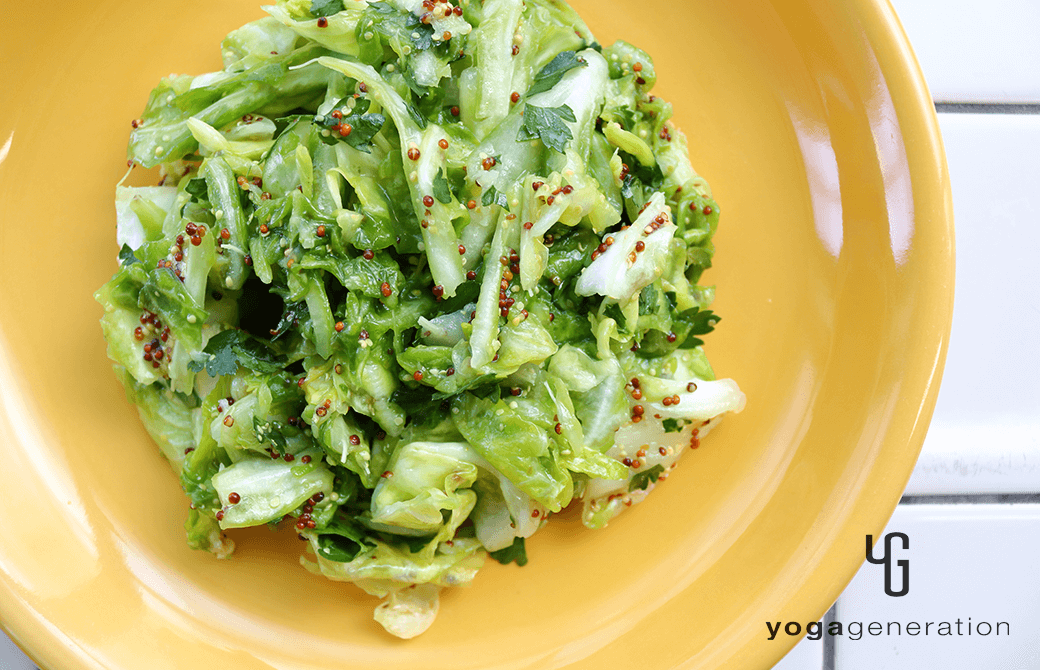 黄色のお皿に盛り付けた春キャベツのハニーマスタード・マリネ