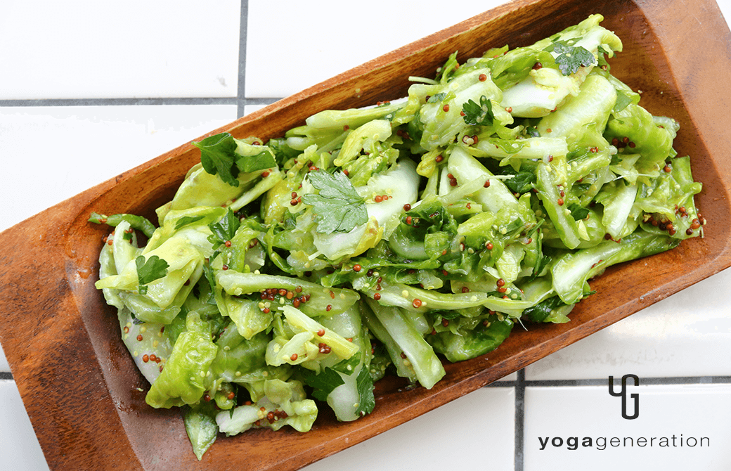 木のお皿に盛り付けた春キャベツのハニーマスタード・マリネ