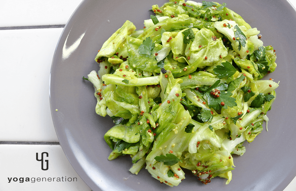 グレーのお皿に盛り付けた春キャベツのハニーマスタード・マリネ