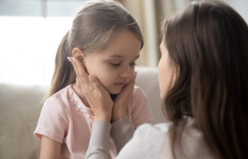 子どもに話かける母