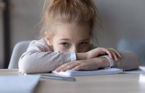 悩んでいる女の子