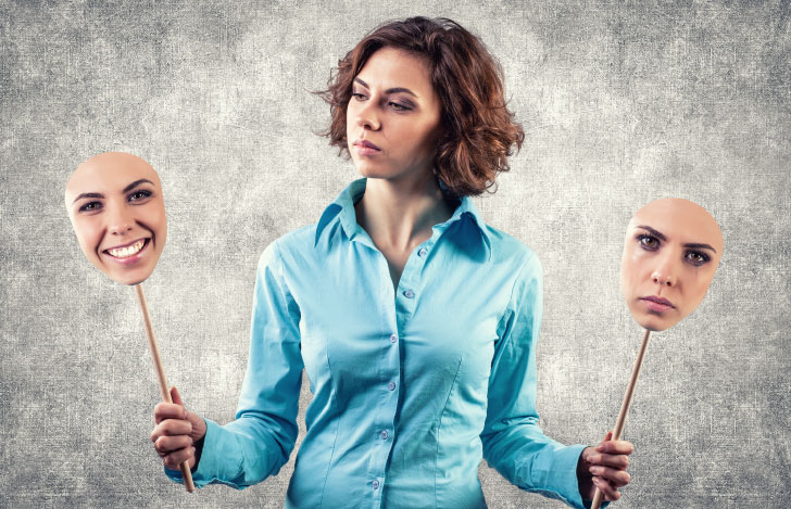 困り顔と機嫌の良い顔のお面を手にする青いシャツの女性