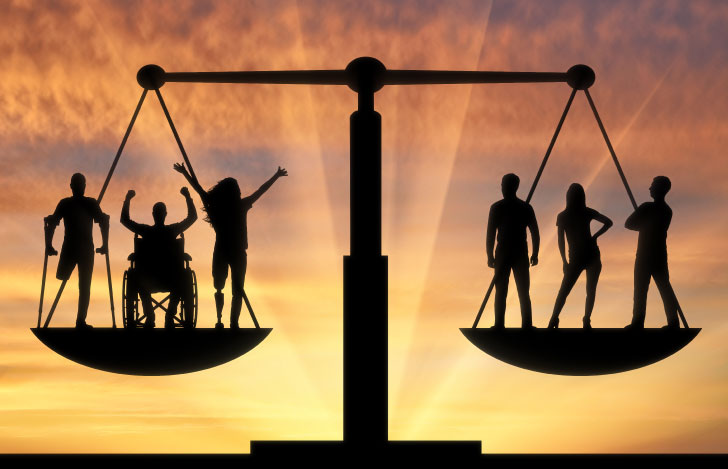 夕日を背景に天秤のバランスを保つ人々