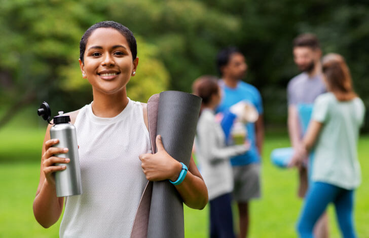 公園でヨガをするアフリカ系アメリカ人の学生たち