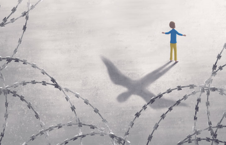 両腕を広げる少年と羽がはえた少年の影