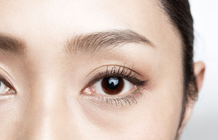 目元がアップになった女性の顔