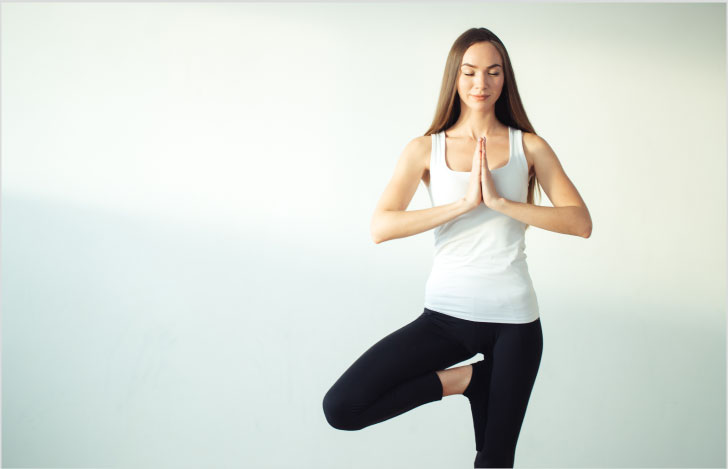 立木のポーズで目を閉じ内観を深める女性