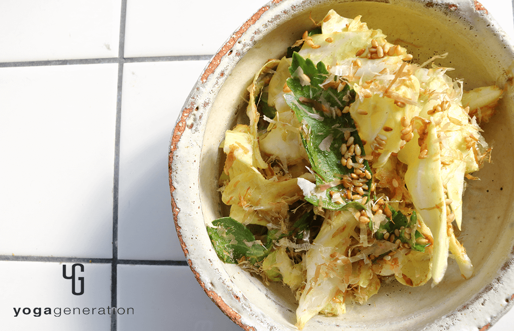 ぽってり器に盛り付けた春キャベツのゴマ山椒まぶし