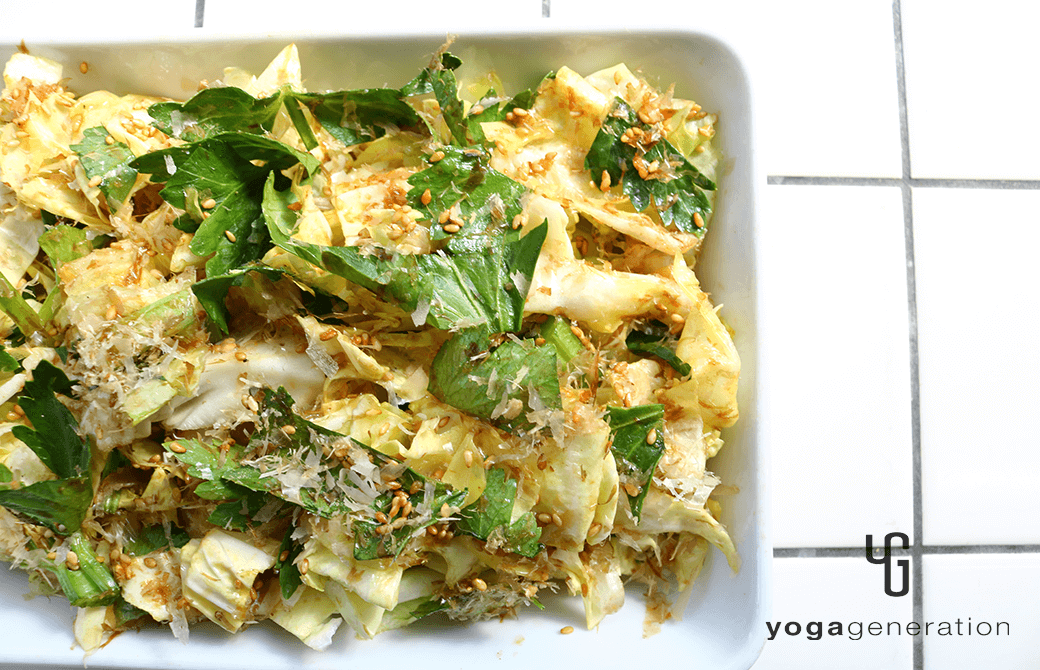 四角い器に盛り付けた春キャベツのゴマ山椒まぶし