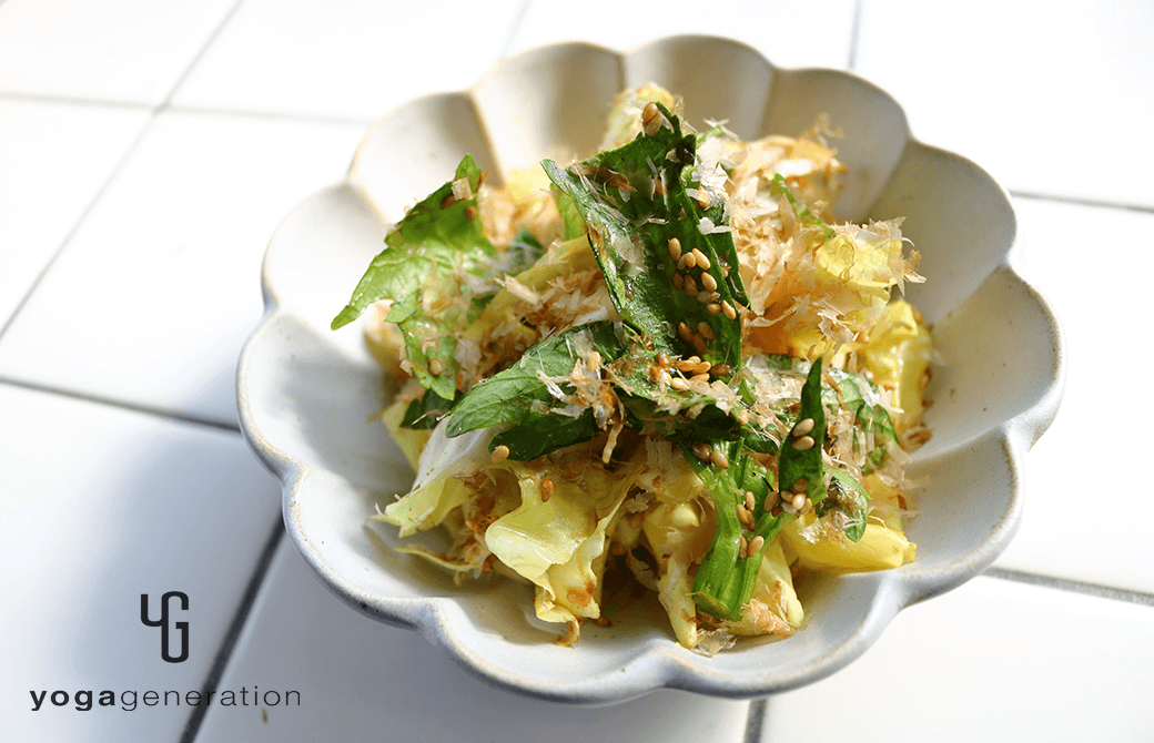 花の形の器に盛り付けた春キャベツのゴマ山椒まぶし