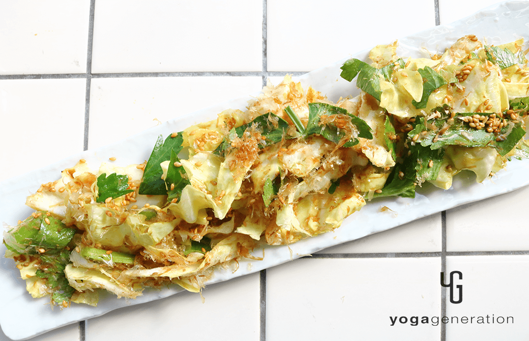 長皿に盛り付けた春キャベツのゴマ山椒まぶし