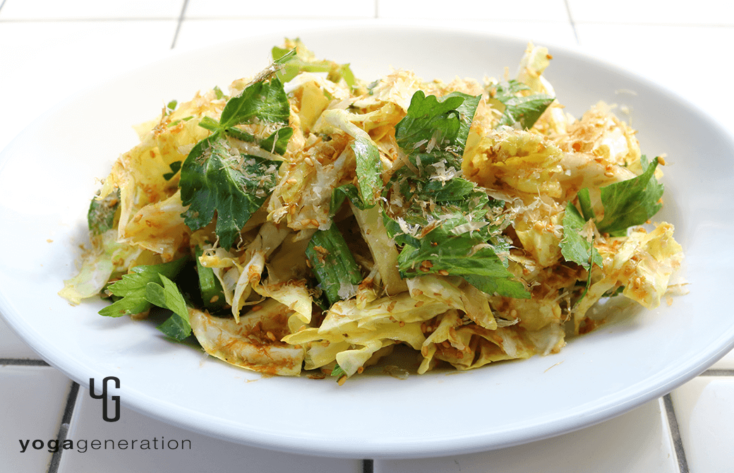 オーバル型の器に盛り付けた春キャベツのゴマ山椒まぶし