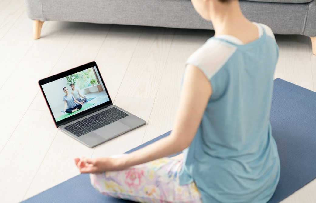 中年女性オンラインヨガ