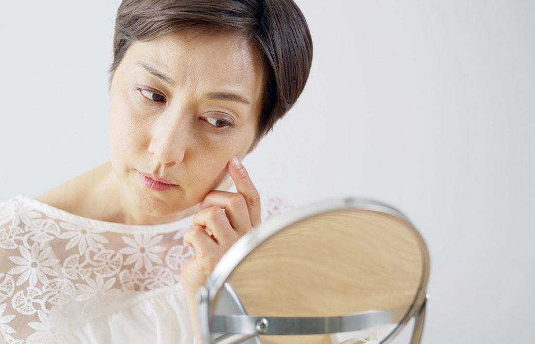 シワを気にする女性