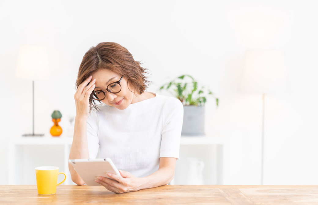 タブレットを見て疲れている