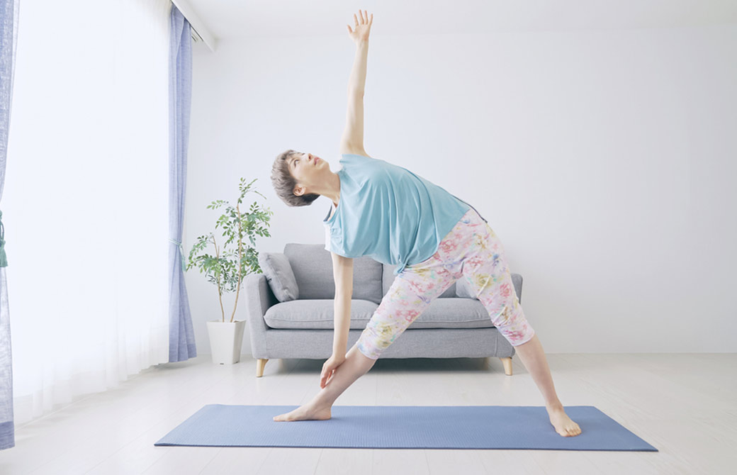 トリコナーサナをするシニア