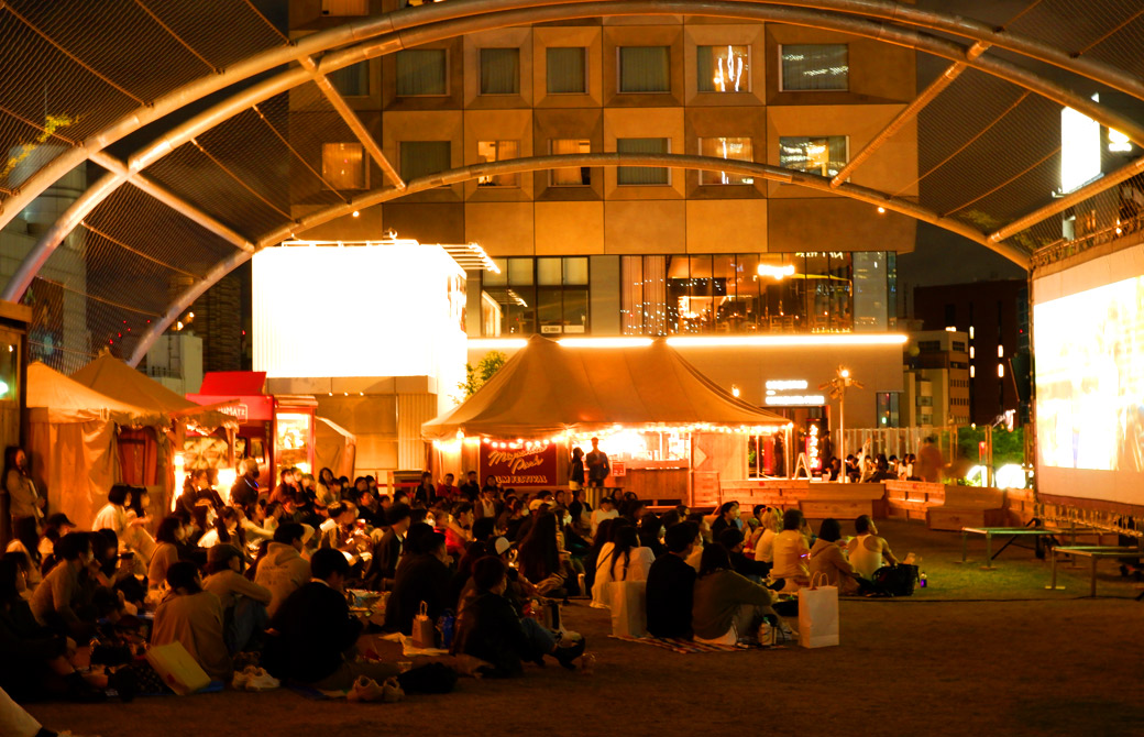 宮下公園で映画を鑑賞する参加者