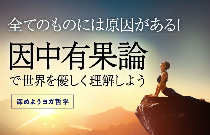 大自然の岩の上でアップドッグを行う女性の姿